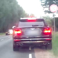 Video: 'Bentley' vadītājam par braukšanu pilsētā ar 136 km/h piemēro 540 eiro sodu