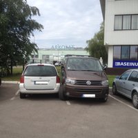 Sirsnīgā parkošanās paraugstunda netālu no tirdzniecības centra 'Riga Plaza'