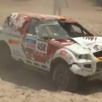 Video: lietuviešu vadītais 'OSCar' piedzīvo avāriju Dakaras rallijā