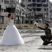 Saviļņojoši kāzu foto: Mīlestība uz kara fona