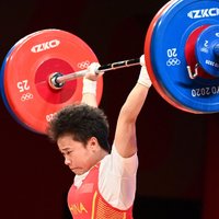 Ķīnas svarcēlāja Hou uzstāda olimpiskos rekordus un izcīna zeltu svarcelšanā