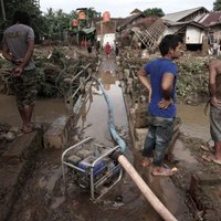Plūdos Indonēzijā gājuši bojā 35 cilvēki