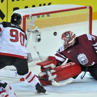 Latvijas hokejisti PČ ievadā nespēj 'iekost' kanādiešiem