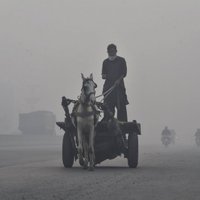 Foto: Smogs Pakistānā ieskauj pajūgus, motociklus un tirgotājus