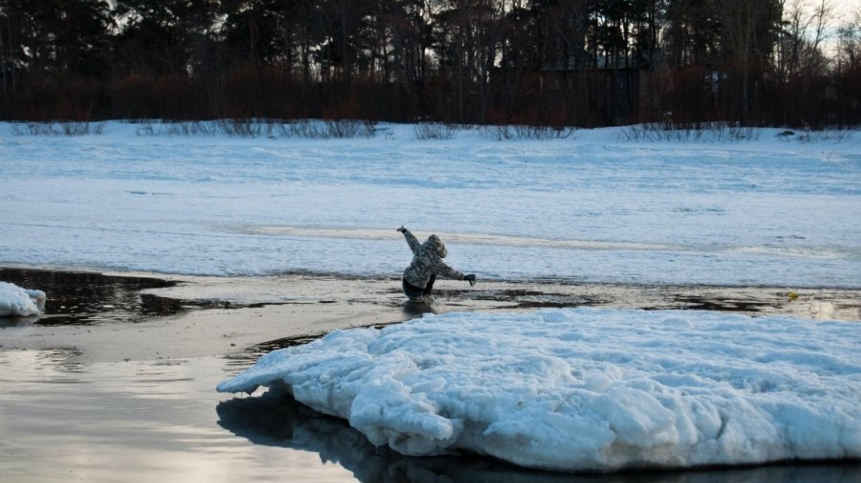 Jūrā pie Liepājas ledū ielūzis bērns