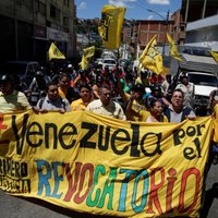 Жители Венесуэлы начали питаться на помойках супермаркетов