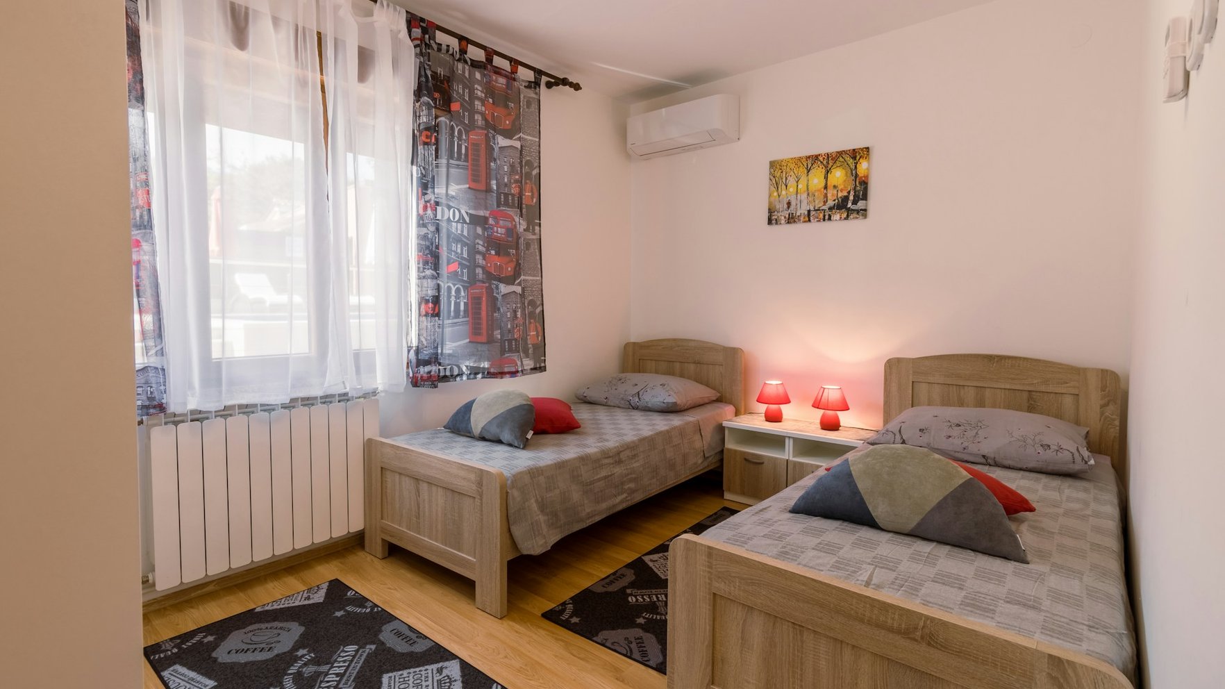 Telefons dušās un nepatīkamas piezīmes. RTU Liepājas studentes apdraud citi dienesta viesnīcas iemītnieki