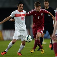 Latvijas futbolisti atspēlē divu vārtu deficītu un izrauj neizšķirtu pret Turciju