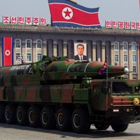 Ziemeļkorejas jaunās raķetes, kas demonstrētas parādē, esot maketi