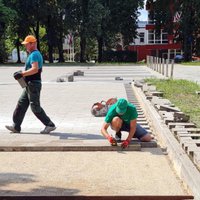 Jēkabpilī neatbildīgas būvnieku rīcības dēļ jāremontē nesen atjaunots laukums