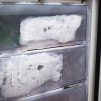 Krājas ūdens, smako un nesaldē: ledusskapja problēmas un risinājumi