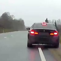 Video: BMW vadītājs ātruma pārsniegšanu policistiem skaidro ar steigšanos pie suņa