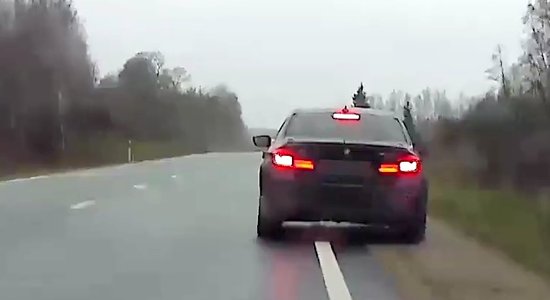 Video: BMW vadītājs ātruma pārsniegšanu policistiem skaidro ar steigšanos pie suņa