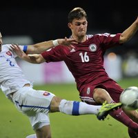 Latvijas futbola izlase FIFA rangā pakāpjas no visu laiku zemākās pozīcijas