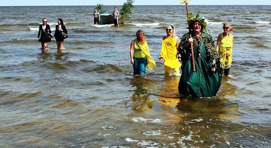 Fotoreportāža: Tūkstošiem cilvēku svin Zvejnieksvētkus Lapmežciemā