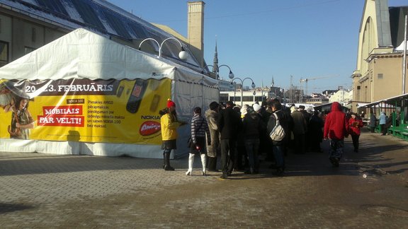  "халявы" сбились на Центральном рынке в длиннющую очередь