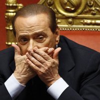 Berluskoni atņem Itālijas senatora statusu