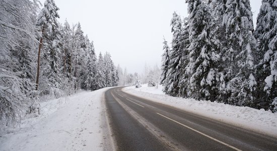 Piektdienas rītā uz valsts galvenajiem ceļiem Vidzemē apgrūtināta braukšana