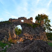 Iepazīstam Latviju: lēnām atdzimst Ērģemes pilsdrupas; pazemē meklēs senas ejas