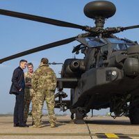 Igaunijā ieradušies pieci Lielbritānijas helikopteri 'Apache'