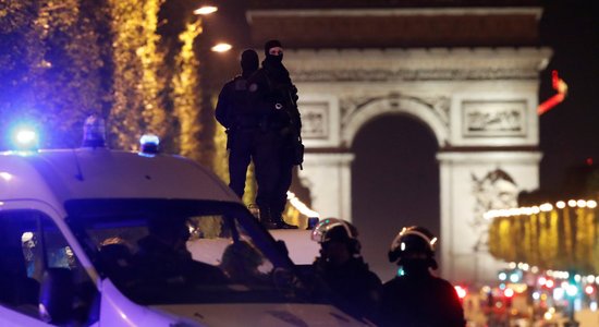 Apšaudē Elizejas laukos Parīzē nogalināts policists; atbildību uzņemas 'Daesh'