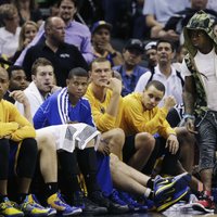 Biedriņa 'Warriors' zaudē un pietuvojas izkrišanai no NBA 'play off' turnīra
