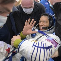 'Neticama veiksme!' – NASA astronauts par negaidīto rekordu krievu kosmosa kuģa ķibeles dēļ