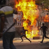 Vismaz 76 cilvēki gājuši bojā protestos Bangladešā