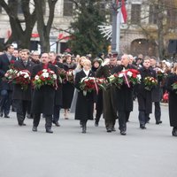 Foto: Svinīgā ziedu nolikšanas ceremonija pie Brīvības pieminekļa