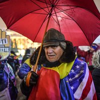 Tūkstošiem cilvēku Rumānijā protestē pret mēģinājumu atlaist korupcijas apkarotāju Kodrucu