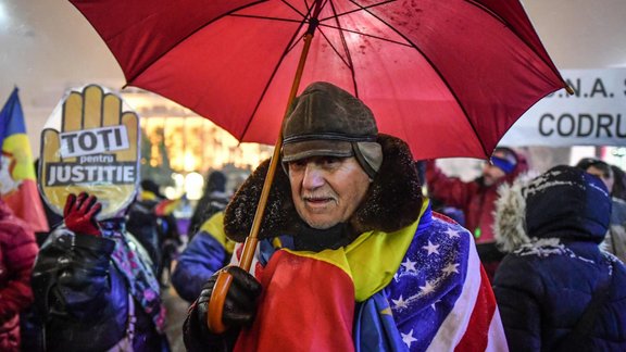 Tūkstošiem cilvēku Rumānijā protestē pret mēģinājumu atlaist korupcijas apkarotāju Kodrucu