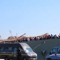 'Delfi' Sicīlijā: Katānijas ostā ierodas teju 400 bēgļu
