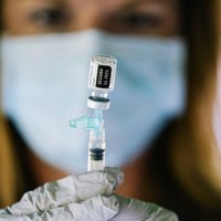 Vakcinācija pasargā pret smagu omikrona gaitu un hospitalizāciju, liecina pētījumi