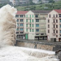 Ķīnā gaidāmā taifūna dēļ evakuē teju miljonu iedzīvotāju