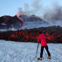 Foto: No vulkāna Etna plūst lavas straumes; vairāki tūristi ievainoti