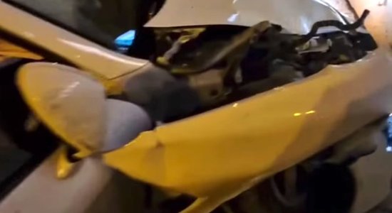 ВИДЕО: В центре Риги Porsche с иностранными номерами устроил аварию, водитель сбежал