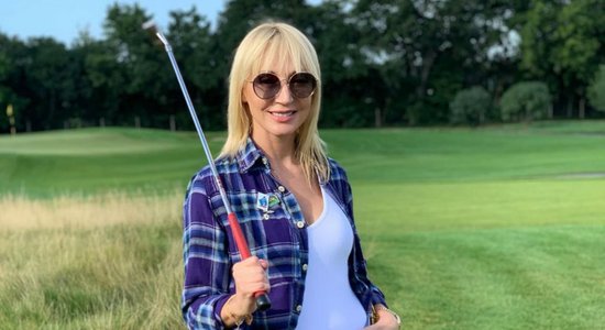 Privāti kadri: Kristīna Orbakaite ar draugiem Jūrmalā spēlē golfu
