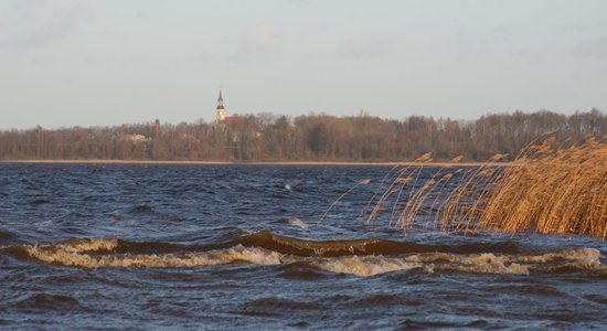 Pašvaldībai lūdz pārtraukt rūpniecisko zveju Burtnieku ezerā