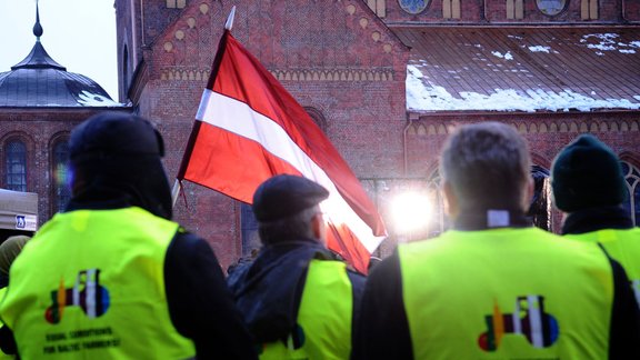 "Baltijas ceļa" ugunskuri Doma laukumā - 24