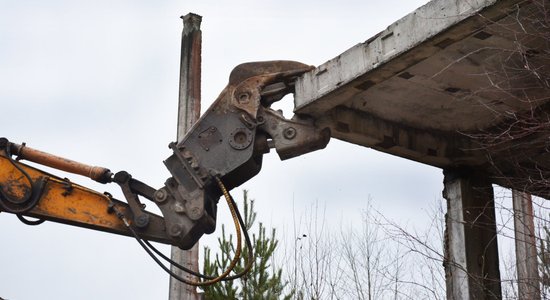 Foto: 20 gadus pēc Skrundas lokatora nojaukšanas nolīdzina arī pārējās ēkas