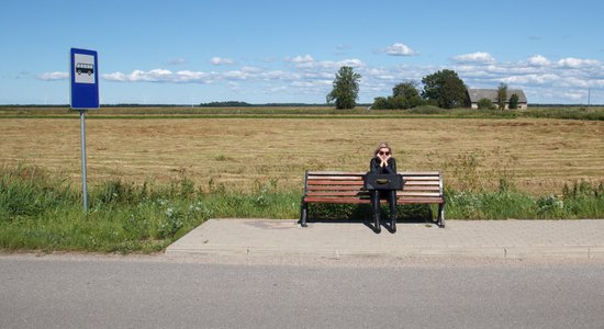 Trūkst vai nu autobusu vadītāju, vai autobusu. Kamēr pārvadātāji strīdas, cieš pasažieri