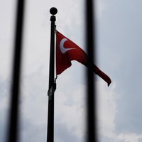 Turcijā septiņiem žurnālistiem piespriests cietumsods par 'teroristu propagandas' izplatīšanu