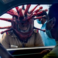 ФОТО, ВИДЕО: В Индии полицейский призывает к самоизоляции в шлеме коронавируса