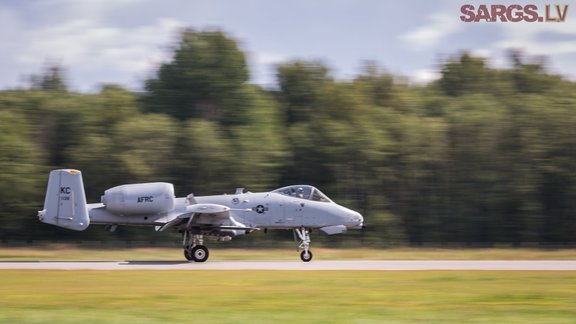 Lielvārdes lidlaukā pirmo reizi nolaižas A-10 lidmašīnas - 29