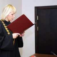 Aizdomās turētā tiesnese Orniņa pieļauj, ka aizturēšanas saistītas ar topošo Krūmiņa grāmatu