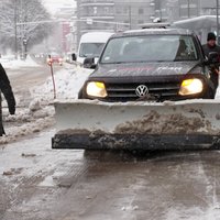 Sniegs un ledus sagādā grūtības automobilistiem visā Latvijā