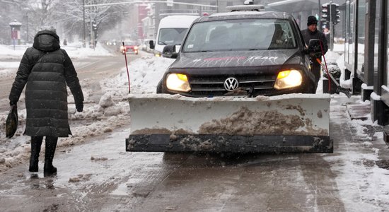 Снег и лед осложняют движение на всей территории Латвии