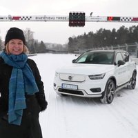 Video: Ilze Dobele izmēģina 'Volvo' pirmo elektromobili