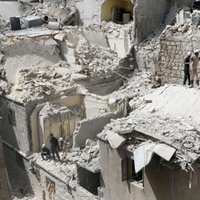 Atsākusies Alepo bombardēšana; uzlidojumā humānajam konvojam nogalināti 12 cilvēki