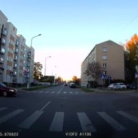 Video: Pārgalvis Daugavpilī ignorē zīmi 'Dodiet ceļu'